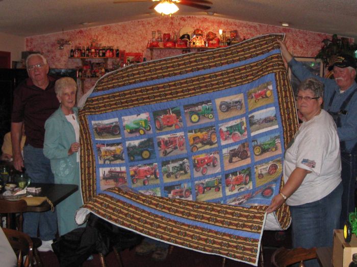 John Davis, from Calhoun, won the club show Quilt Raffle. 
		Shown in the picture (left to right) is John, his wife Pat, 
		Joy Quinn who made and donated the quilt, and Jimmy Prince, club president.